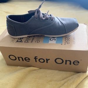 Size 8 Gray Toms